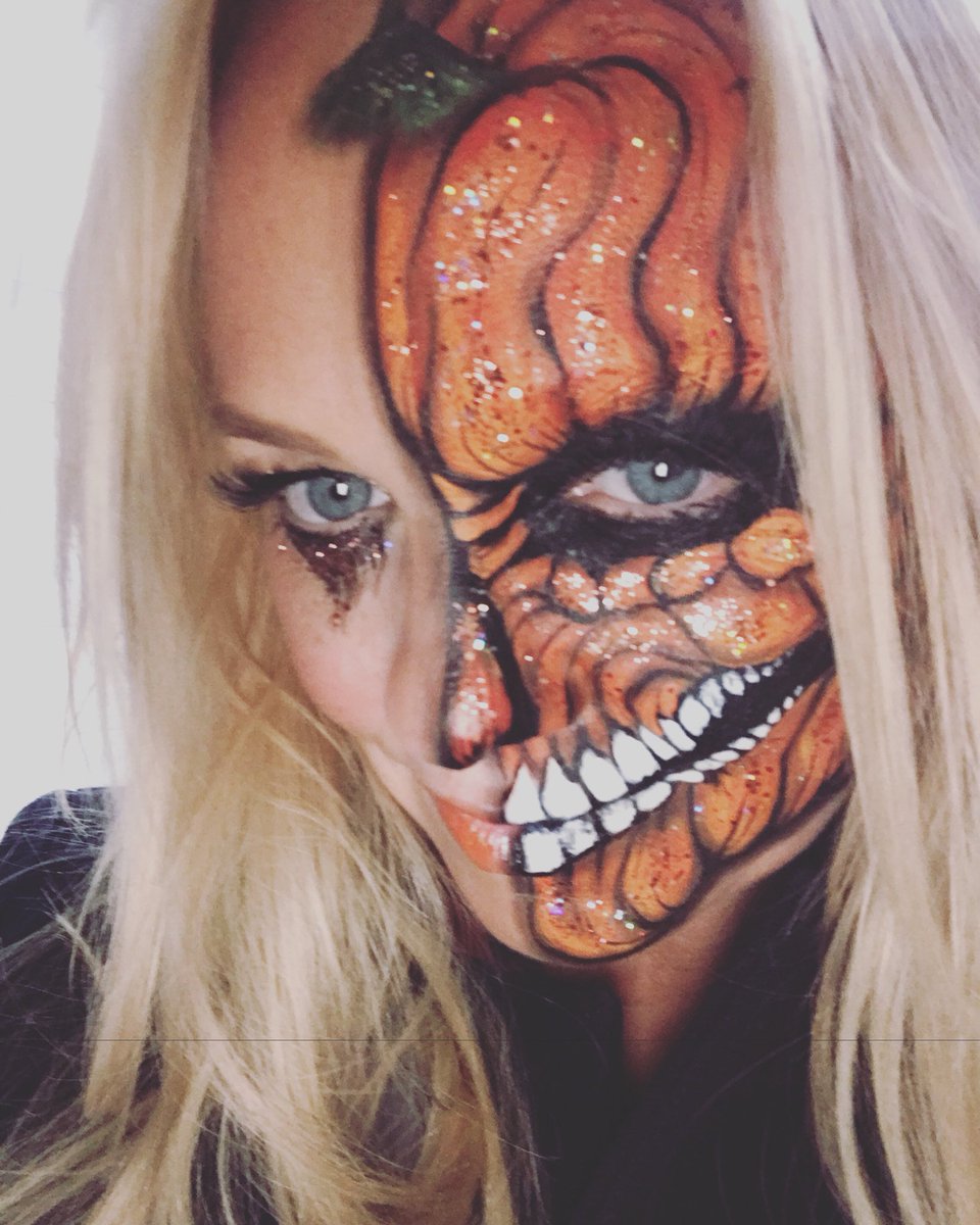 Happy Halloween! #scary #makeup https://t.co/KyOuYjy76d