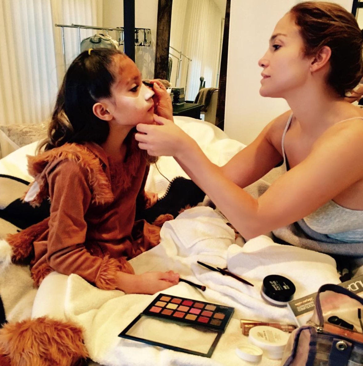 Mamá makeup duties...#happyhalloween???????? https://t.co/5puwU5eenS