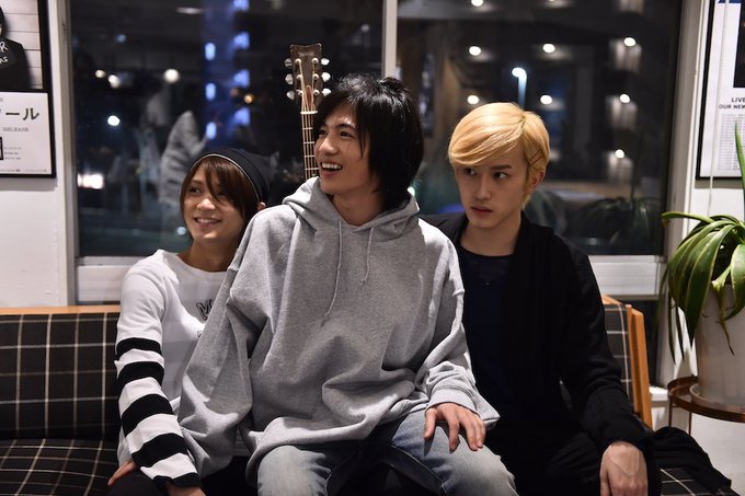 ギターを一生懸命練習したり、膝の上にちょこんと座ったりする志尊さんの姿もスクープ✨#覆面系ノイズ #志尊淳 #磯村勇斗 ギターを一生懸命練習したり、膝の上にちょこんと座ったりする志尊さんの姿もスクープ✨#覆面系ノイズ #志尊淳 #磯村勇斗