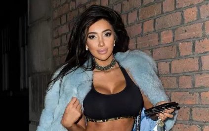 RT @ScottishSun: Chloe Khan rocks a tiny crop top and ripped jeans for a night out https://t.co/Ia6wW50nVb https://t.co/lh3xDxsYmV