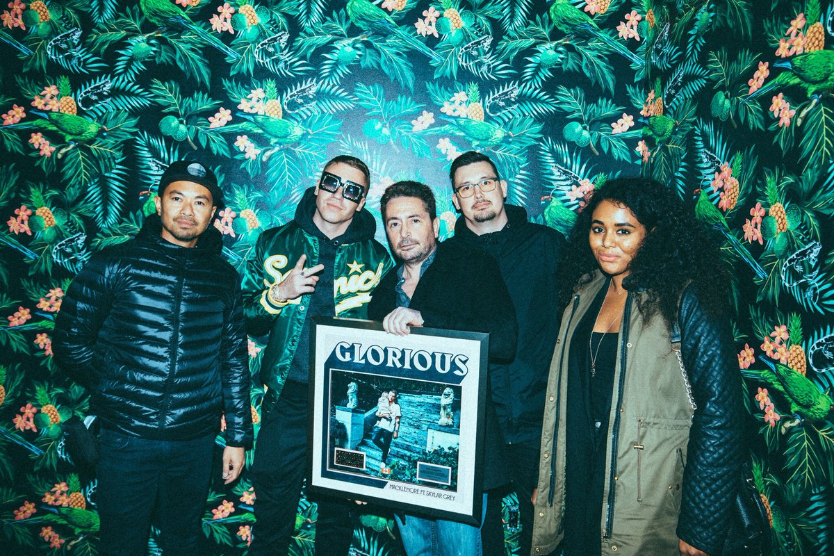 GLORIOUS PLATINUM IN CANADA!!!  THRIFT SHOP DIAMOND (1 out of 7 to ever go 10X platinum)...LOVE YALL ???????? https://t.co/ZPVnApjI4J