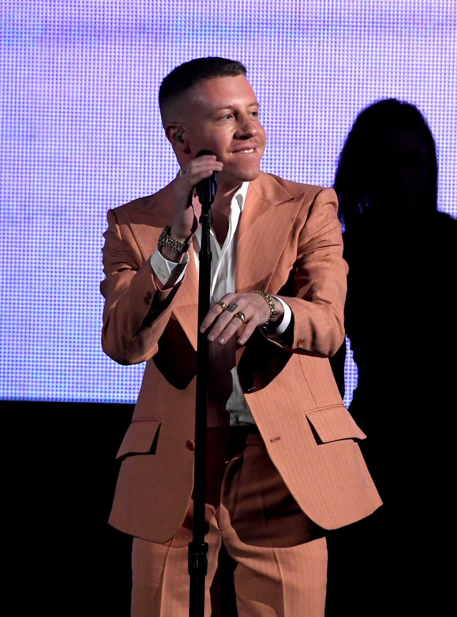 RT @Y100MIAMI: When they tell you guac is extra but that direct deposit just hit... #AMAs @macklemore https://t.co/P5C35kqOaO