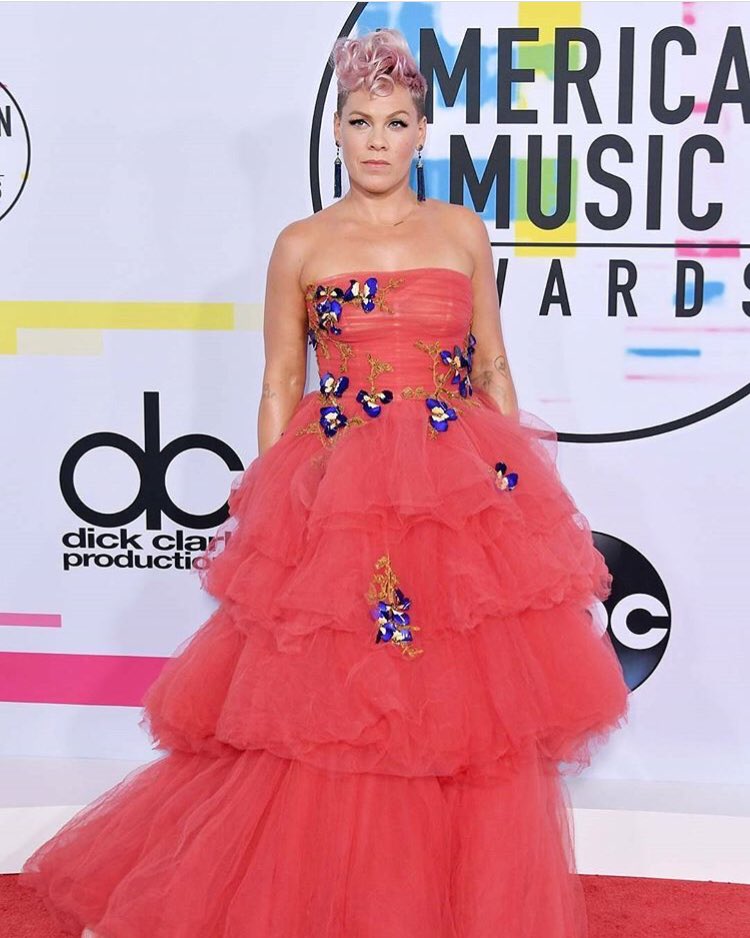 RT @M_Lhuillier: @Pink is a dream at the @AMAs in #moniquelhuillier ???????? https://t.co/N5HVXkDprW