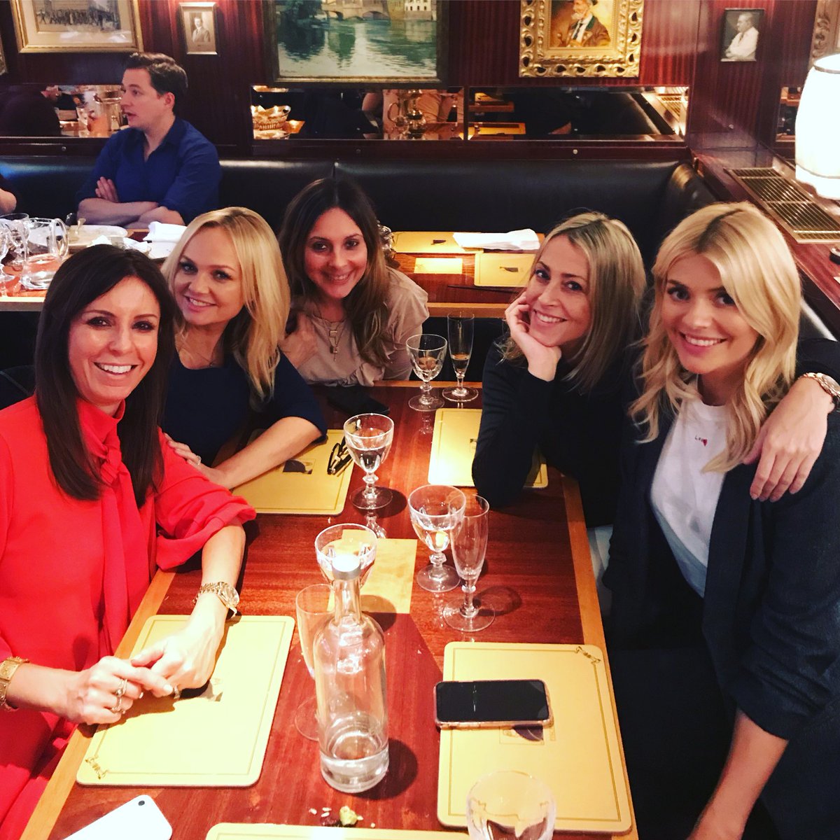 RT @Nicole_Appleton: Lunch!..with my beauties ???? @EmmaBunton @hollywills @shiarra and Demetz ❤️????????✨✨✨✨✨ https://t.co/8ADe52Uwx6