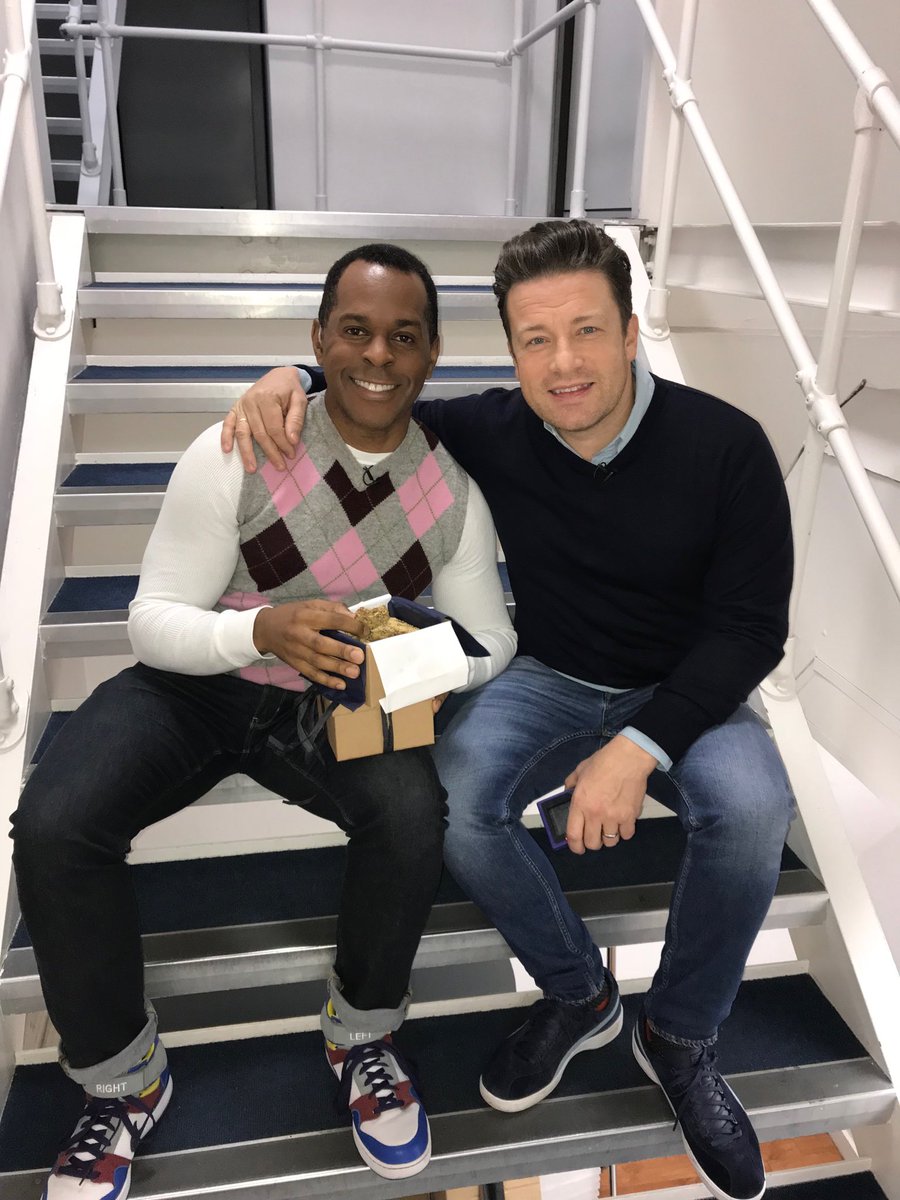 RT @andipeters: Such a nice bloke @jamieoliver @GMB today. #gingerbread https://t.co/p5cjtZ7Jz0