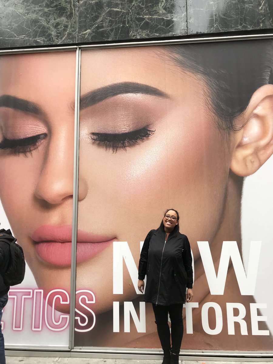 RT @ACandyxo: I found my sis in NYC!! Hey girl @KylieJenner ????✨ https://t.co/EubEh8KwB2