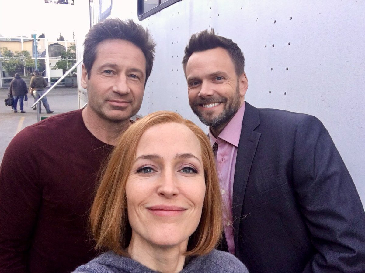 Oh look who I ran into in the parking lot. @joelmchale @davidduchovny #TheXFiles https://t.co/OH52FpEcr7
