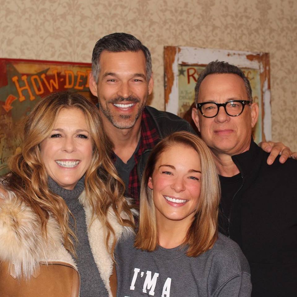 The Hanks family Christmas ???? card photo ???? @RitaWilson @tomhanks ❤️ #behindthestage #lrlive2017 #todayischristmastour https://t.co/08s6VzrLx1