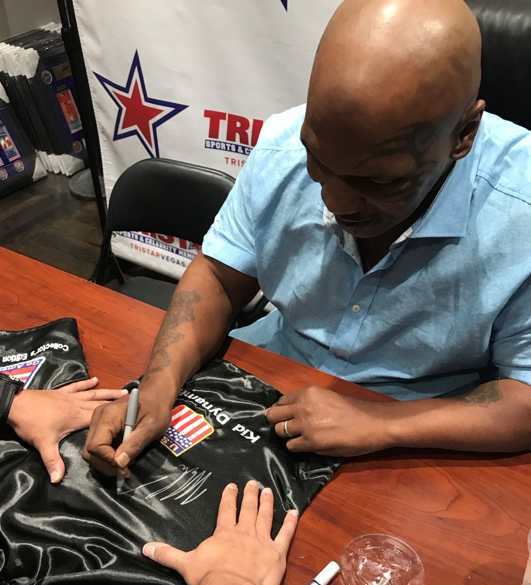 VEGAS: Signing autographs TODAY at @TristarVegas and @FODCaesars! Info: https://t.co/5Nk70P0Jv2 See you there! https://t.co/pk5T14MuQB