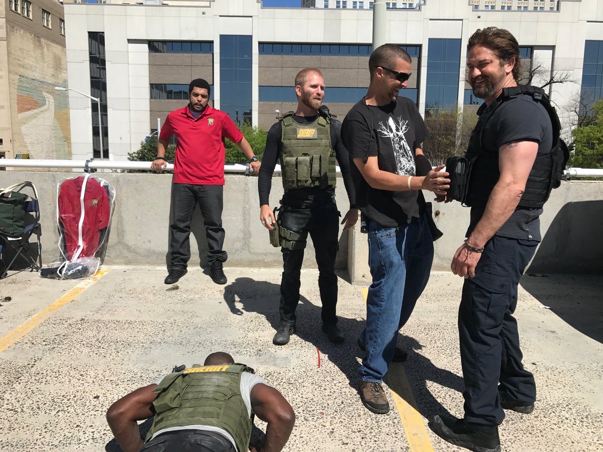 Mo licking ants off the ground. Tough times on the #DenOfThieves set. The movie drops next month. https://t.co/S5FinBG8yS