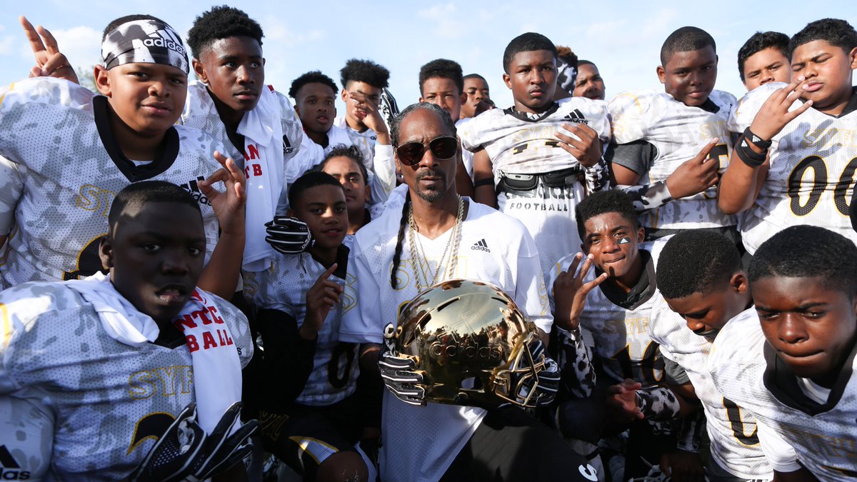 RT @adidasFballUS: Extra carry-on ????

@SnoopDogg & his boys headin’ back to SoCal with that ????

#teamadidas https://t.co/GNVcUWZRPX