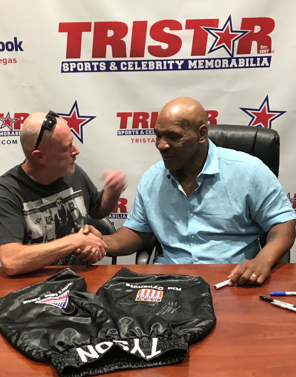 VEGAS: Signing autographs TODAY at @TristarVegas and @FODCaesars! Info: https://t.co/5Nk70P0Jv2 See you there! https://t.co/PkLVej5zs6