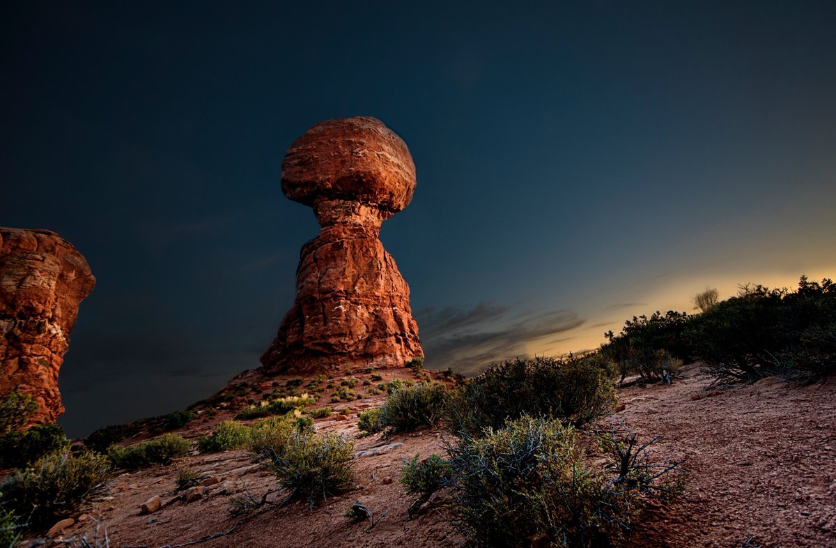 Nice shot of @ArchesNPS over in Utah.. https://t.co/zxjL2ekhuH https://t.co/hKc7lkdxXT