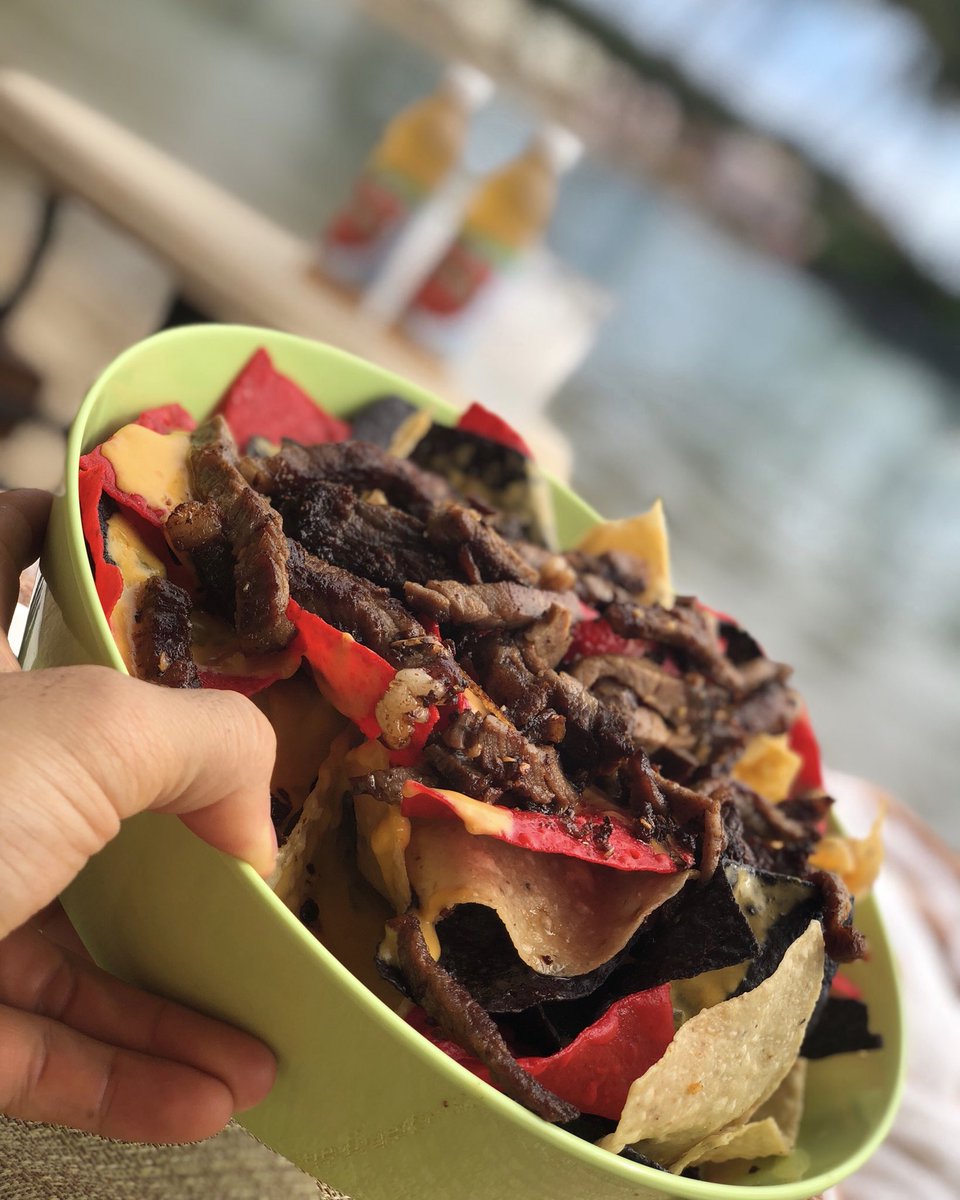 Seriously though... what more could you ask for? ???????????? Nachos all the way!! https://t.co/EmUOf51FBl
