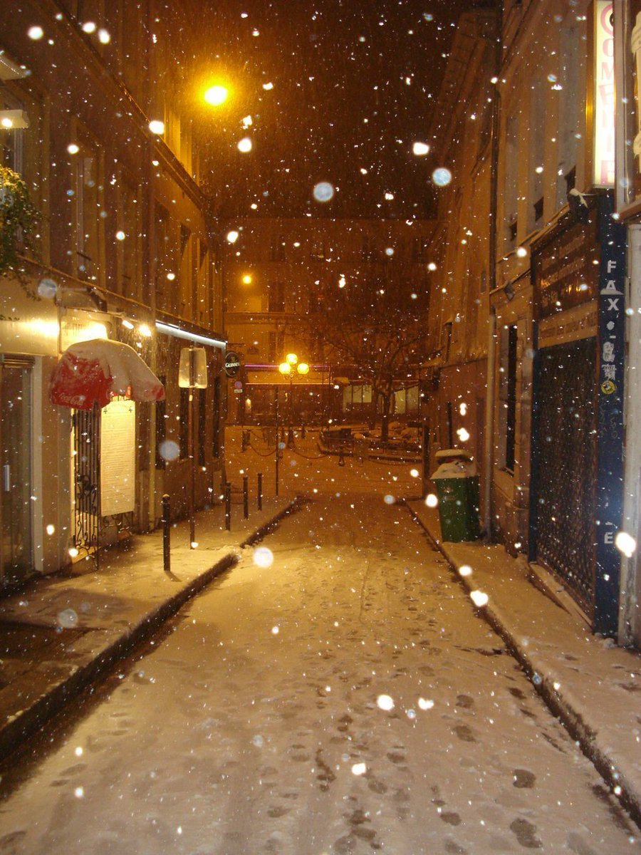 Snow in Paris.. https://t.co/TIZsDk4rX8 https://t.co/R7R3B4VZSN