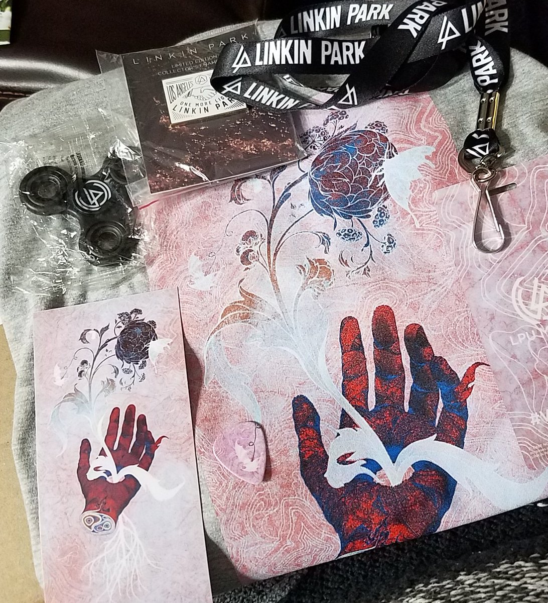 RT @KimmyO81: @linkinpark I got mine!!! ❤❤❤ https://t.co/sY6kd4G6lA