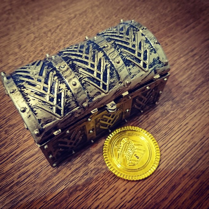 百均で宝箱型のケース買ったので写真撮るしかなかった(´ω`)#スナックワールド 百均で宝箱型のケース買ったので写真撮るしかなかった(´ω`)#スナックワールド