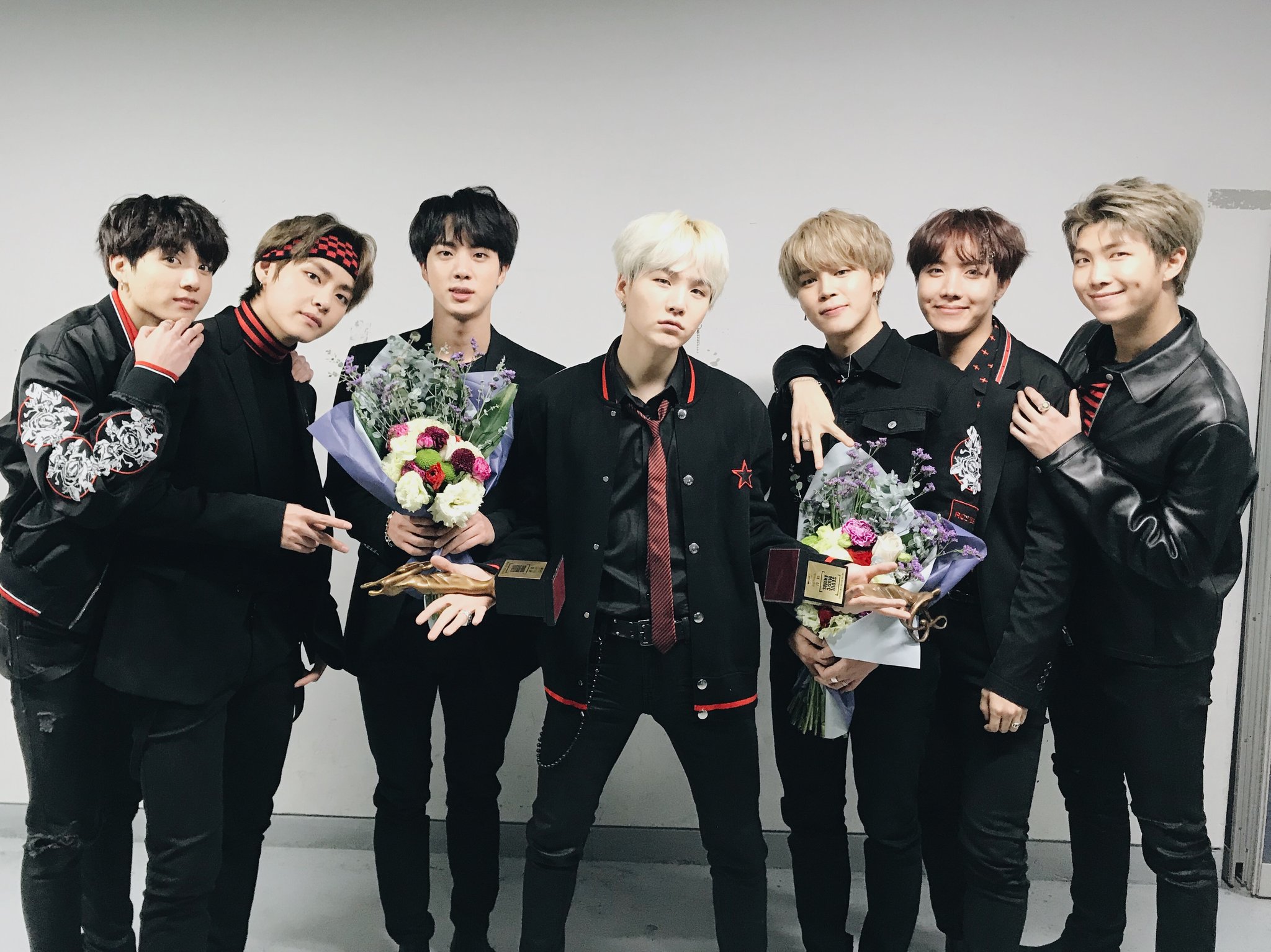 AMO A MIN YOONGI
AMO A PARK JIMIN
AMO A KIM TAEHYUNG
AMO A JUNG HOSEOK
AMO A KIM SEOKJIN
AMO A KIM NAMJOON
AMO A JEON JUNGKOON
AMO A BTS!!♥
#TwitterBestFandom #TeamBTS #SoompiAwards https://t.co/sT6083sJw9