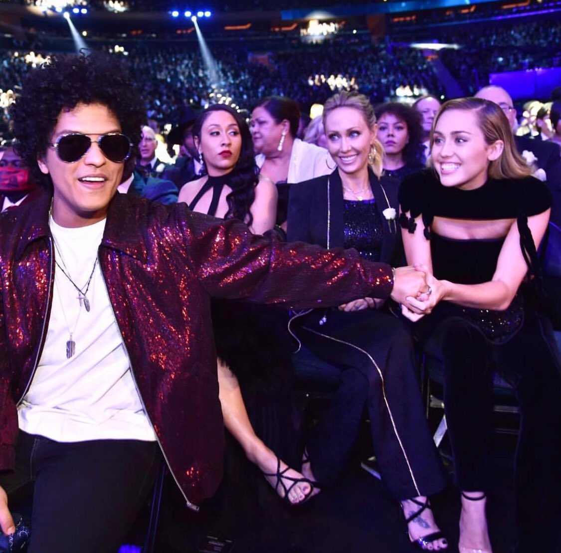 Cameras on us Bruno ???????? @brunomars (PS look @ dat side eye ????) #MemeWorthy https://t.co/PU9XMFANP0