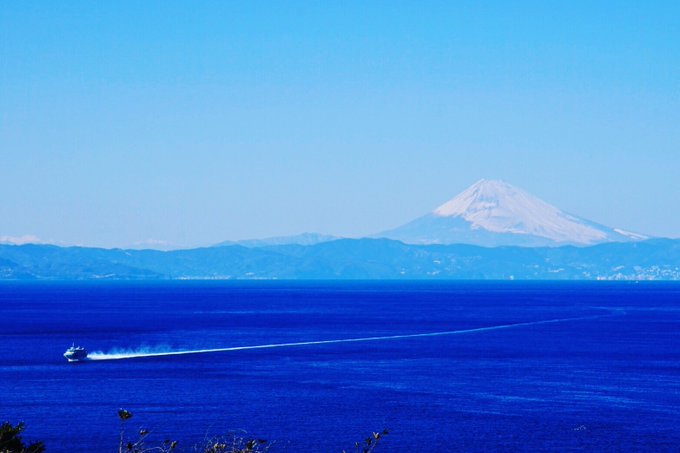 海上のシュプール。伊豆大島へひと滑り=3#伊豆大島 #unknownjapan #visitjapanjp #jetfo 海上のシュプール。伊豆大島へひと滑り=3#伊豆大島 #unknownjapan #visitjapanjp #jetfo
