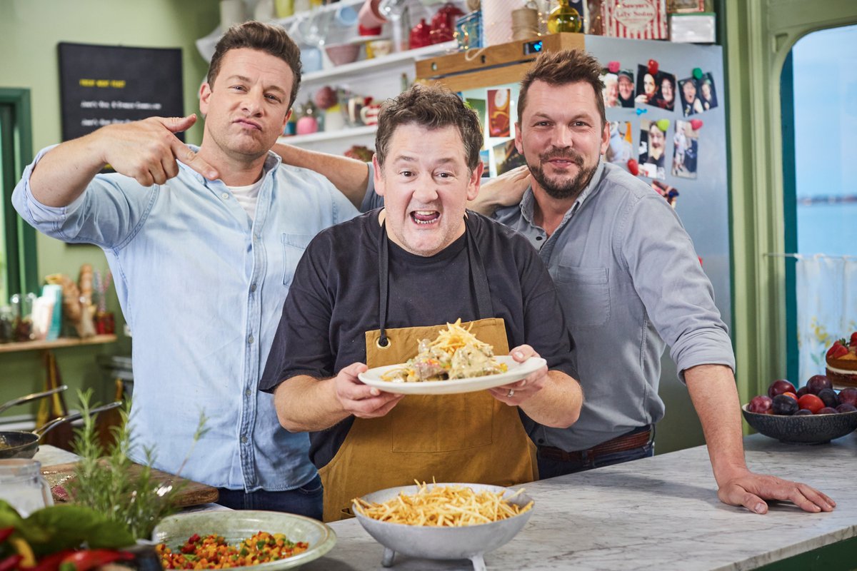 Vegas comes to Southend. ???? Watch @JohnnyVegasReal on tonight’s #FridayNightFeast, @Channel4 - 15 minutes to go! https://t.co/xCTUVsIaky
