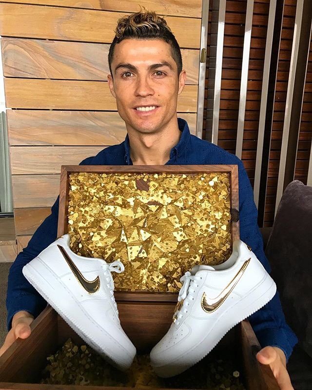 Thanks @Nike for this amazing birthday gift!????????????????????
#24kgold #AF1 #CR7 https://t.co/LYDy58Vs13