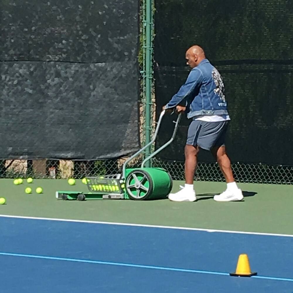 #Heavyweightchamp turned into #tennisballboy. Typical #Monday now https://t.co/E9cNU7khcY https://t.co/hUrAZAs5vZ