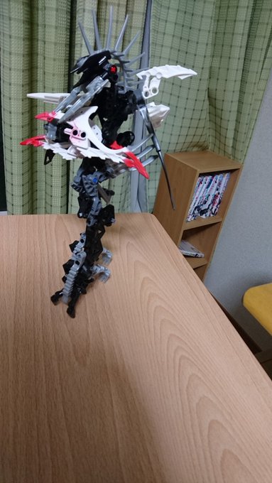 レゴロボ、大体形になったので(これ以上作っても蛇足にしかならないぞ…)全体的にデビルマンのアモンとサタンの合の子のような レゴロボ、大体形になったので(これ以上作っても蛇足にしかならないぞ…)全体的にデビルマンのアモンとサタンの合の子のような