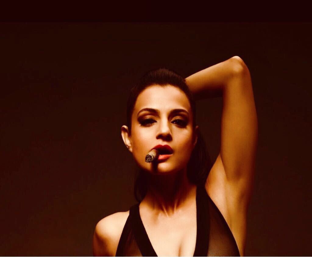 Ameesha Patel sigara içerken (veya esrar)
