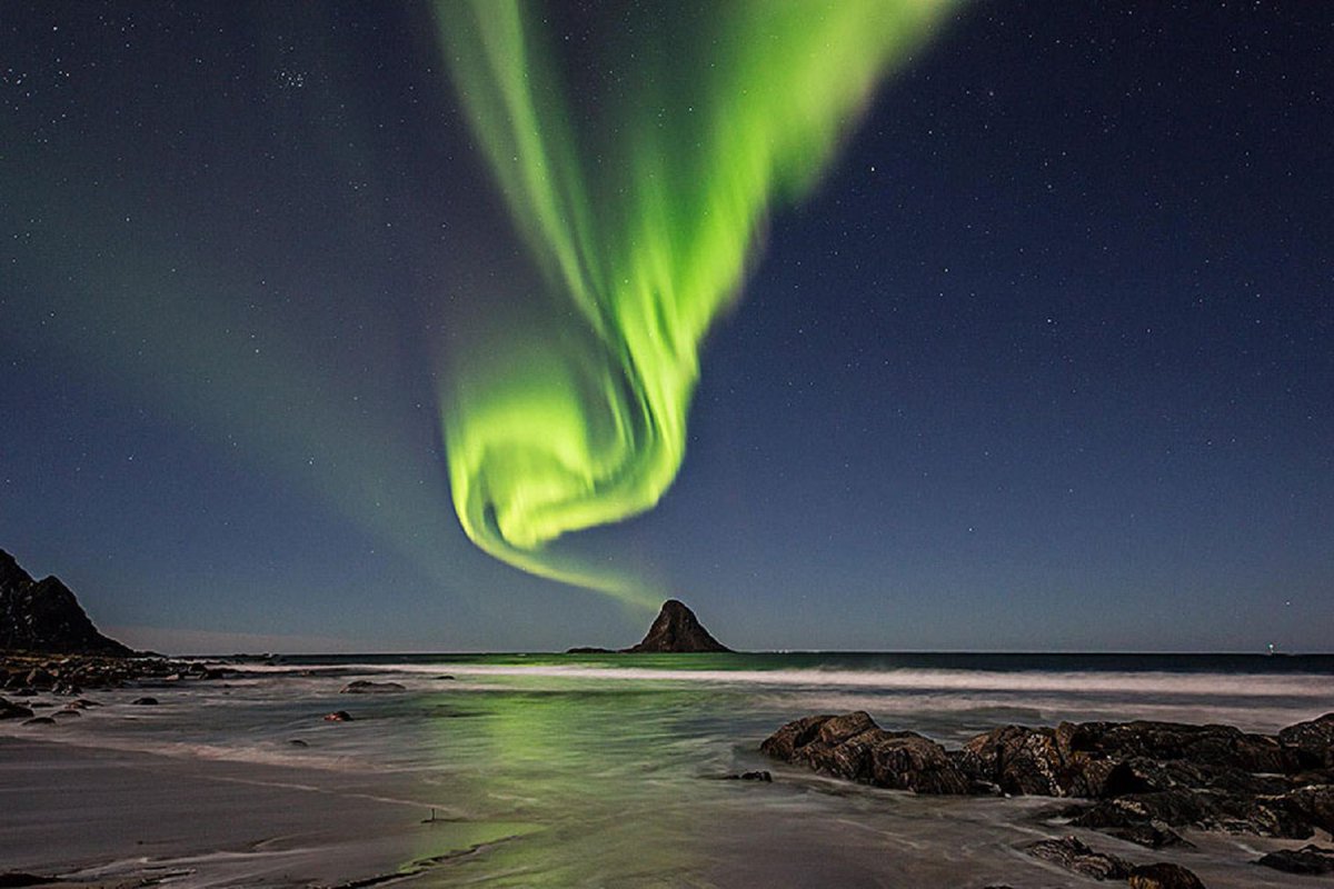 RT @HoganSOG: Northern Lights on a star lit Norwegian night. Viking Country. https://t.co/MLfxjvC7WU