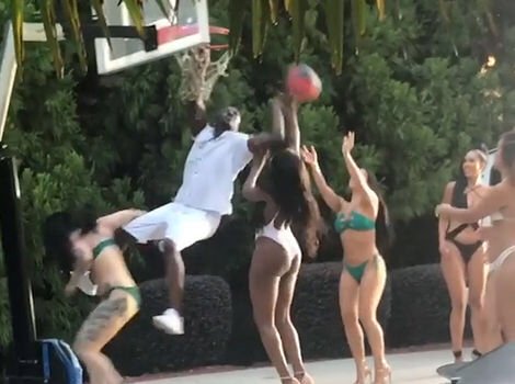 Akon Balls Up Smokin' Bikini Babes in 1-Man Slam Dunk Sesh via @TMZ https://t.co/xt5K5tCopm https://t.co/Lxk1ZRgjVQ