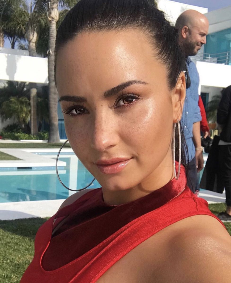 BTS selfies from the @InStyle shoot https://t.co/kmNNPOcyeO