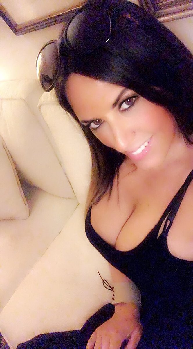 RT @ankurmittal124: Love the smile n these yummy juicy boobs @ClaudiaRomani https://t.co/A4jpOo711G