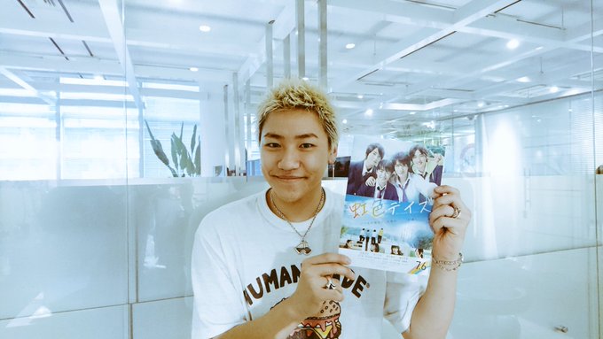 虹色デイズのパンフレットゲットです✨笑顔に自信はあるが皆さんの爽やかさには勝てません🙌楽しみ🌈🌈 虹色デイズのパンフレットゲットです✨笑顔に自信はあるが皆さんの爽やかさには勝てません🙌楽しみ🌈🌈