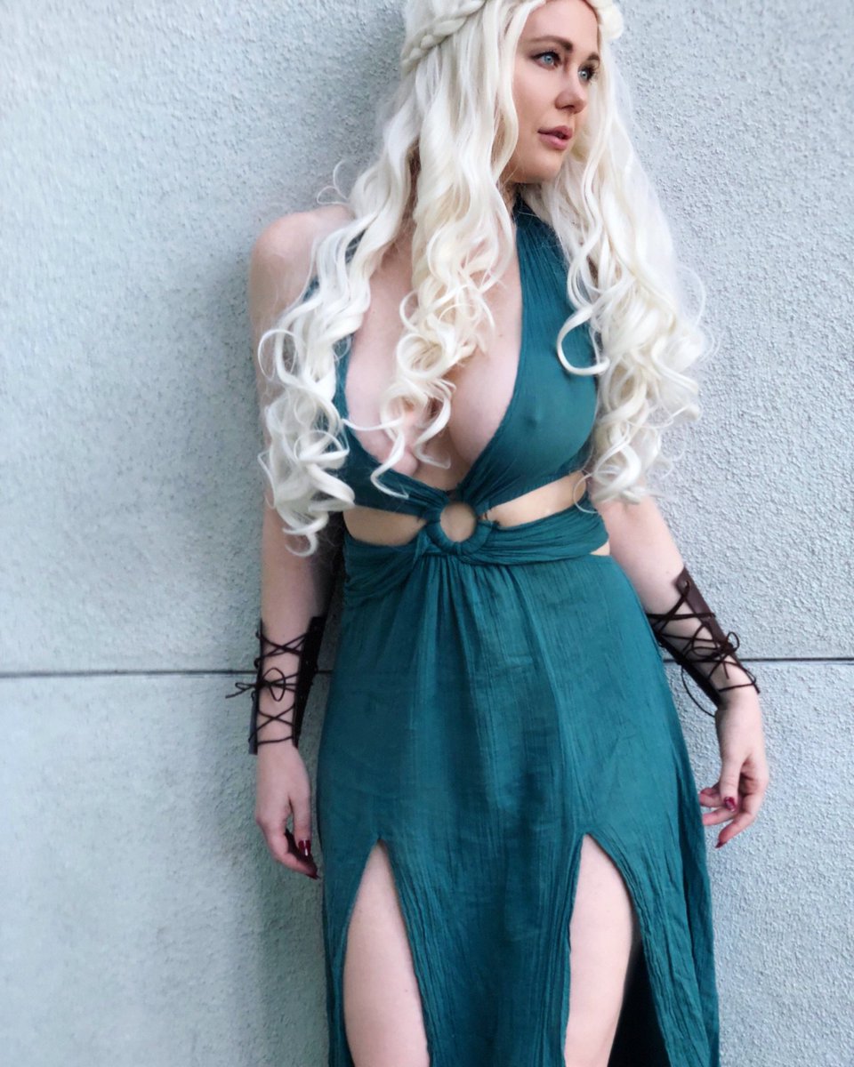 Mother of Dragons ???? 
So much fun at Wondercon today! #khaleesi #gameofthrones #cosplay #cosplayqueen #wondercon2018 https://t.co/MMSH68ug7m