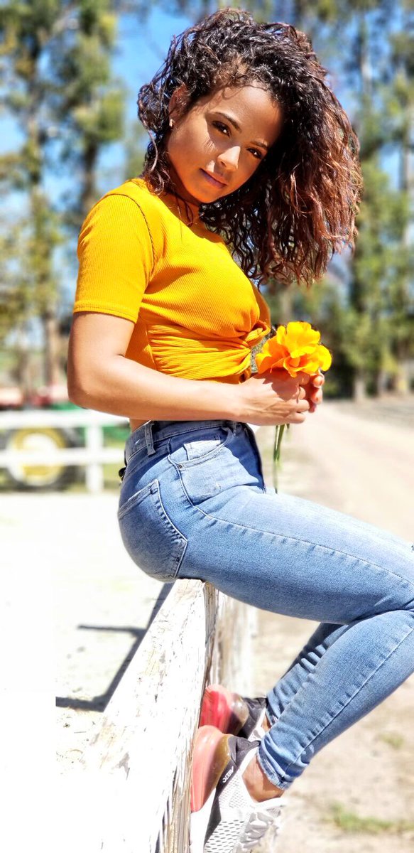 A buttercup to make your day just a little bit better than it is already. #HappyHumpDay in my @OfficialPLT top. ✨ https://t.co/1DiDXTNMc4