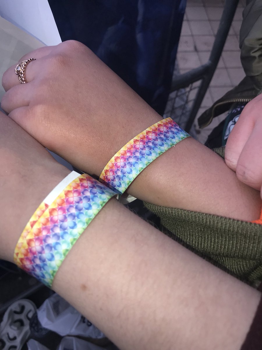 RT @amybastille: @Simone_low_02 When security gives you wristbands to MEET @macklemore  AFTER THE SHOW ???????? https://t.co/YEHW3Yx4rH