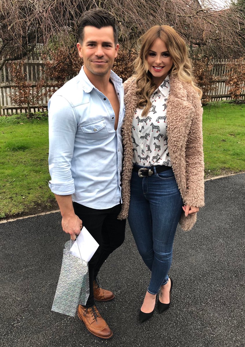 RT @olivermellor: Weekend in Windsor with the Mrs @Rhianmarie ????

Button, button, who unpopped my buttons. ???? https://t.co/0q5PEbMkMU