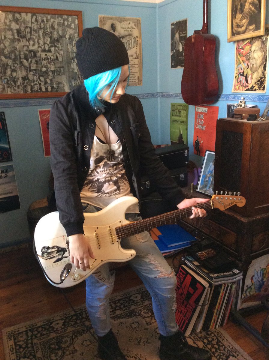 RT @Medium_chick: @hitRECordJoe Old cosplay shot playing guitar #MakeYourMark https://t.co/5dybEoSopQ
