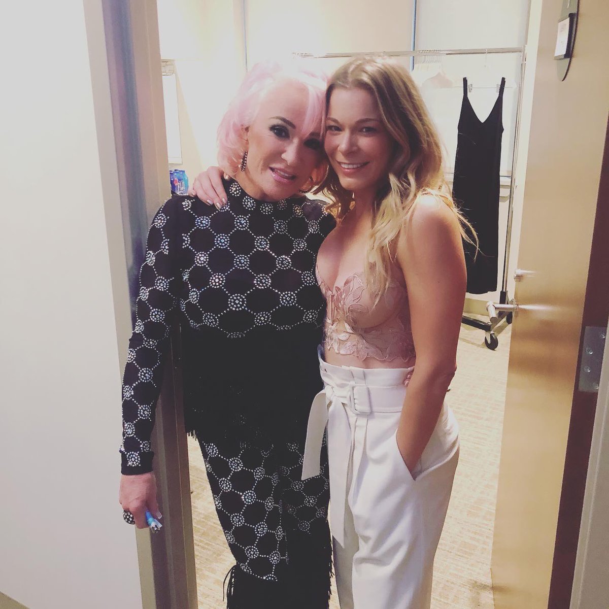 My girl! I LovE you @tanya_tucker SO MUCH! #soulsisters https://t.co/nyhnhAhok1