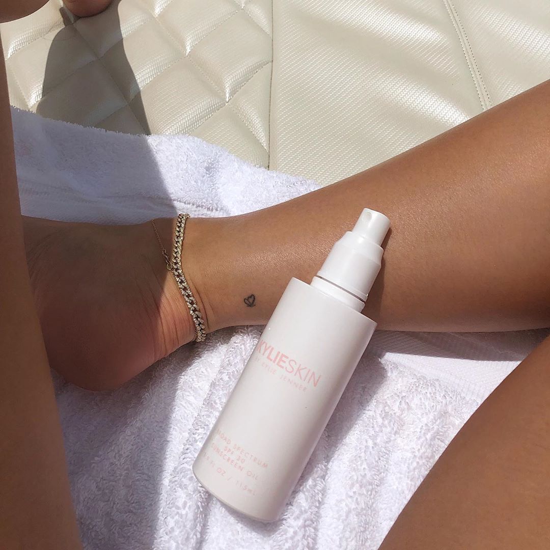 Sun essential ☀️ @kylieskin sunscreen oil launches July 22nd #KylieSkinSummerTrip https://t.co/bYu5eQR3qB