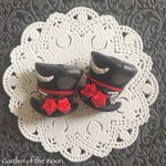 赤×黒のチェシャハットブローチ🎩
アンケートでお聞きした10/6プレートは7割が右置きでしたが、どーしても左置きも捨てきれず両方あります。ワンフェス5-06-03 #月の庭 で販売するので選んで下さい!
9月〜ラヴィドリュクスさんにも納品します。
#wf2019s #ワンフェス https://t.co/DFxFCqSF06