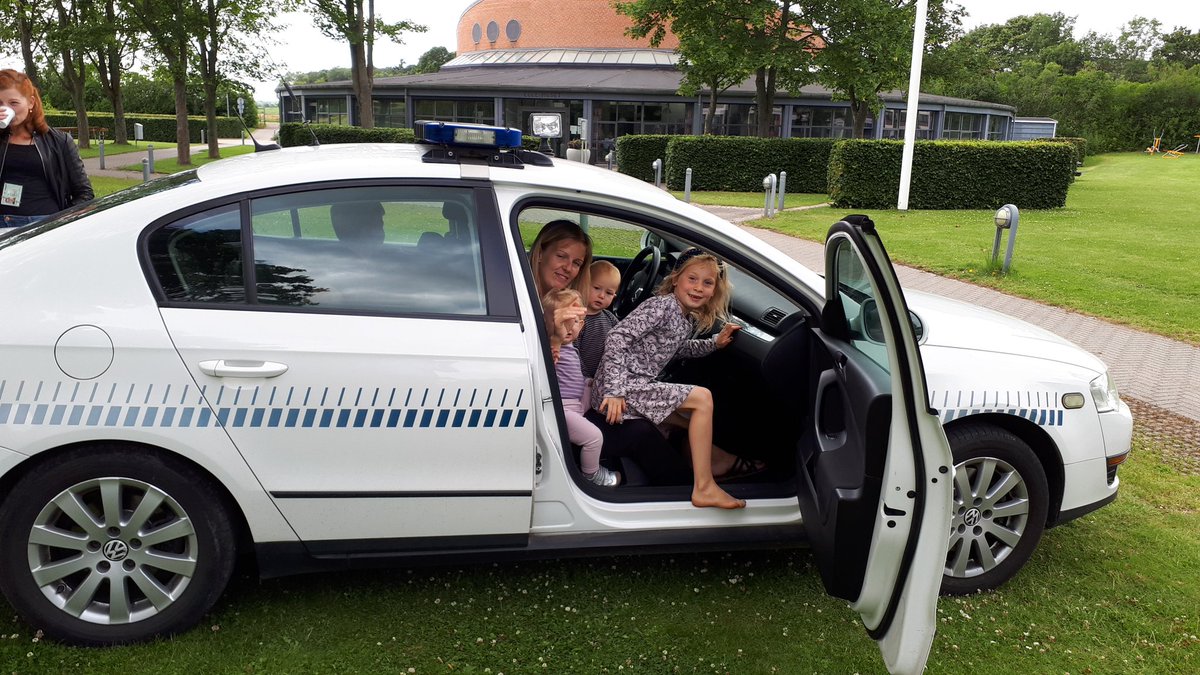 Politiet er i dag at træffe i Ellemarken ved beboerhuset fra kl. 14 til 17. Kig forbi 👮♂️ https://t.co/zZfXuQ8JSu