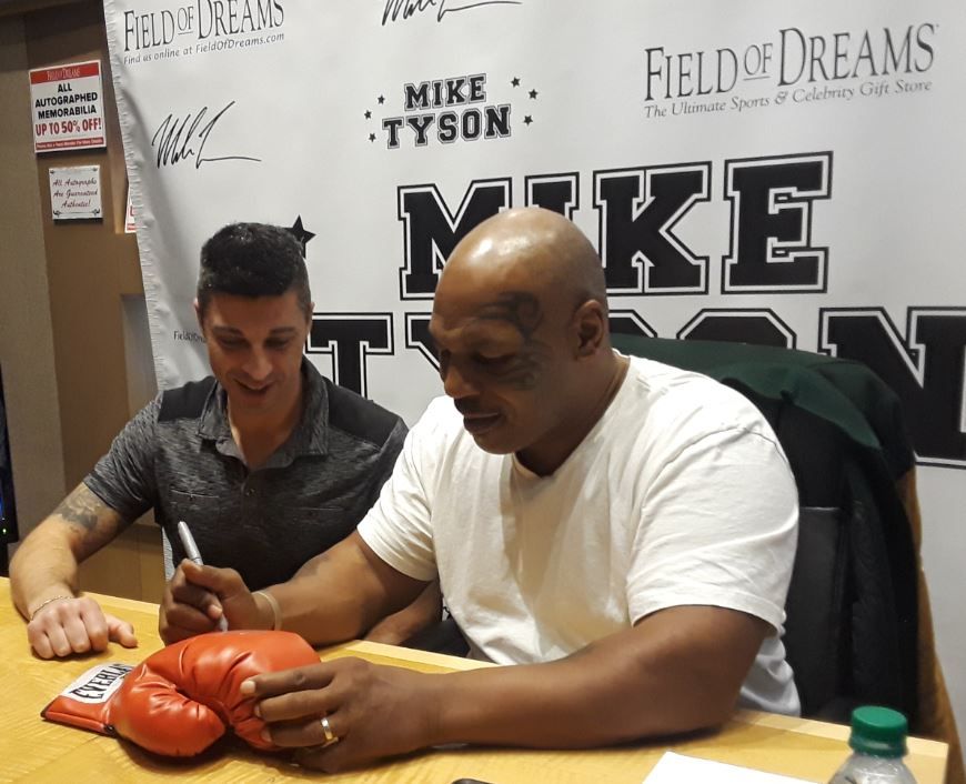 Meet me TODAY and get my autograph in #LasVegas @TristarVegas & @FODCaesars! Info: https://t.co/5Nk70OJ86s https://t.co/XF7Yy6RkZ3