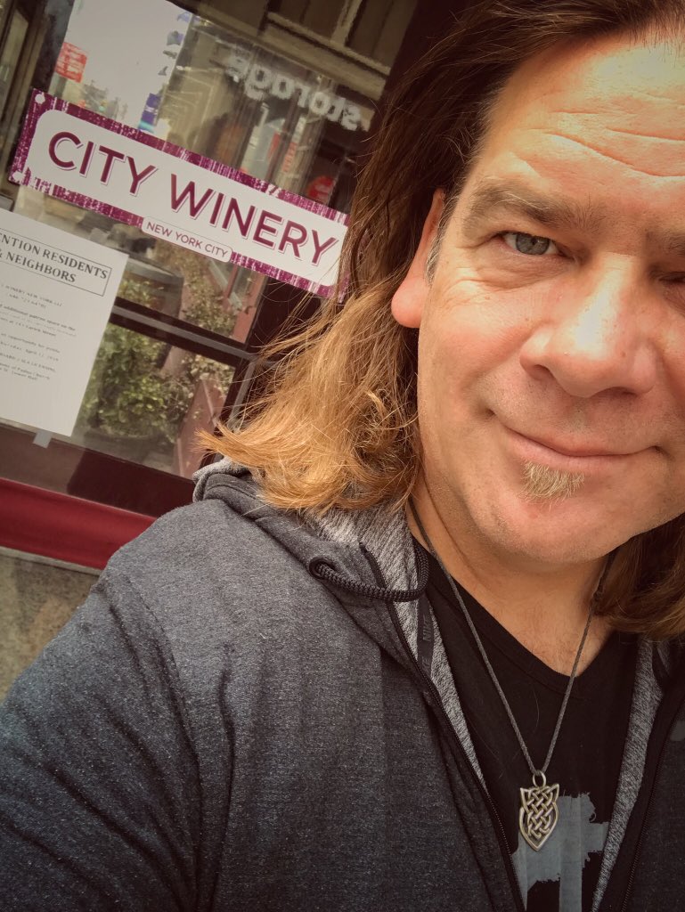 RT @alanthomasdoyle: This Fella.  Here.  Tonight.  Sold Out in NYC.  Friggin’ Cool. https://t.co/Lfe8e0Z4tQ