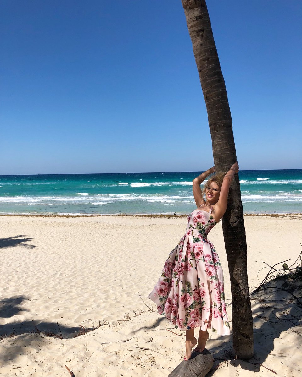 Happy weekend lovers! Such a beautiful beach in Cuba for the #StopMeFromFalling video! ☀️ https://t.co/LnxYUSnpkR