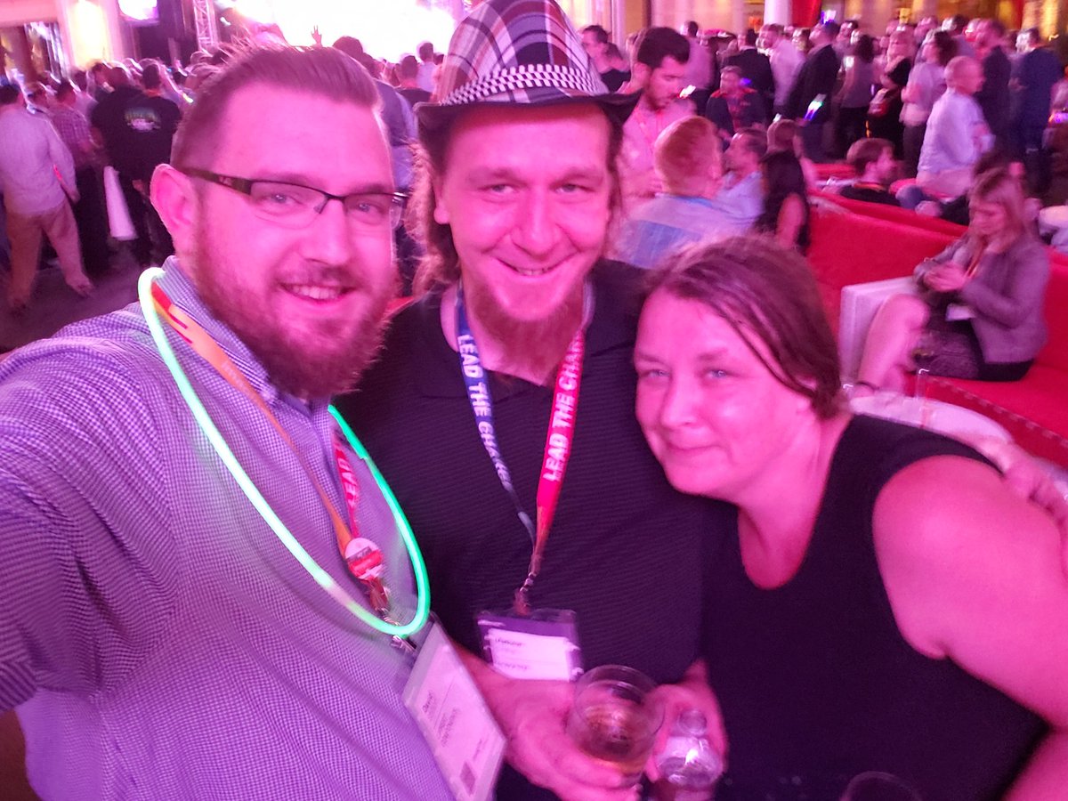 DavidStillson: Ran into @aepod at the #MagentoImagine party last night! https://t.co/3sVMeC0iqd