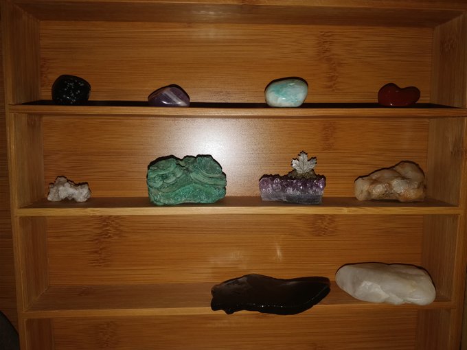 My crystal/gem/rock collection is actually growing and I'm so thrilled that I have a real hobby https://t.co/NWKxEzl5Pg
