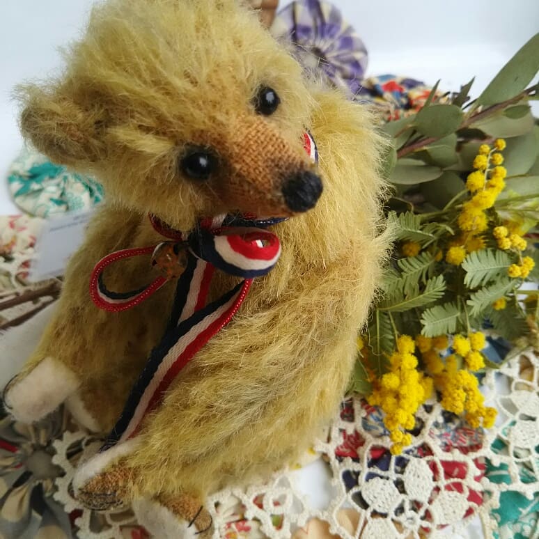 CantikBear( )さんの「ちっちゃいさん」優しい表情のキレイなお顔だち。シンプルなトリコロールカラーのリボンがと CantikBear( )さんの「ちっちゃいさん」優しい表情のキレイなお顔だち。シンプルなトリコロールカラーのリボンがと