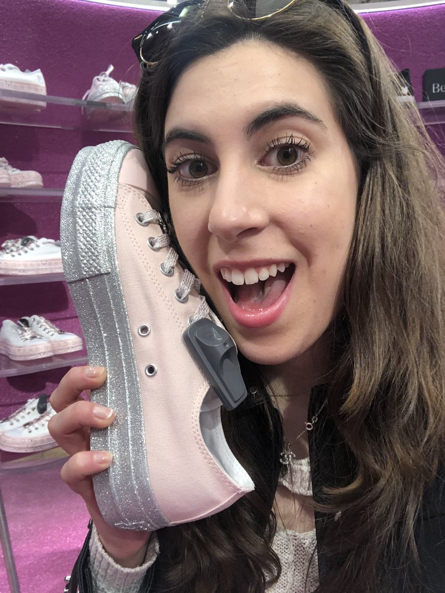 RT @lauramiley97: Look what I found!!!!! ????❤️ #MILEYxCONVERSE @Converse @MileyCyrus #SPAIN https://t.co/jB8HTO9FPy